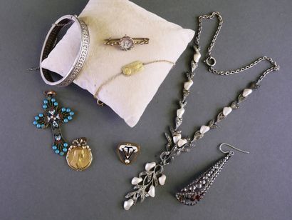 Set of antique jewelry consisting of: 
-...