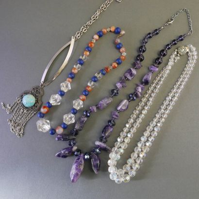 LOT DE FANTAISIE comprenant colliers, boucles...