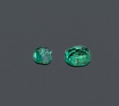 A mix of red and purple stones. Total weight:...