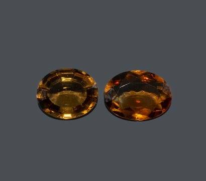 Set of 2 antique-cut Cognac citrines. 
Dimensions:...
