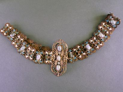 A set of ANTIQUE JEWELRY in gold- or silver-plated...