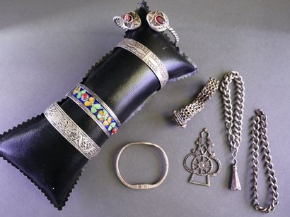 A set of ethnic-style jewelry made of silver...