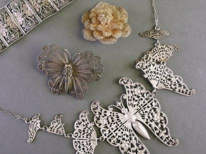 Filigree jewelry set consisting of two metal...
