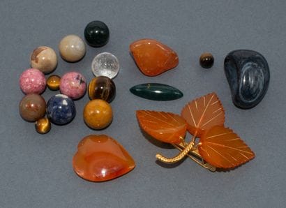 SET OF HARD STONES, including a brooch.
Round...