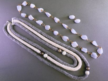 FANTAISIE
Ensemble comprenant des colliers...