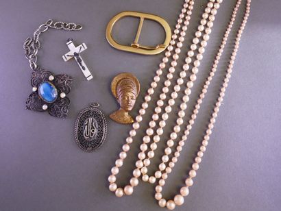 Set in silver plated or gold colored metal,...