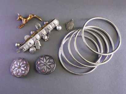 A large collection of costume jewelry, including...
