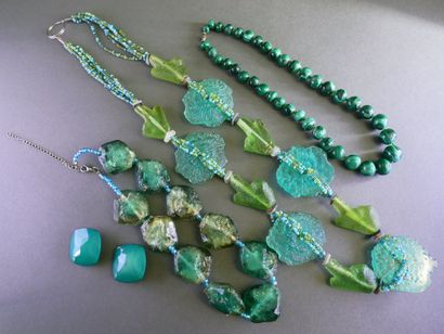 FANTAISIE
Ensemble comprenant des colliers...