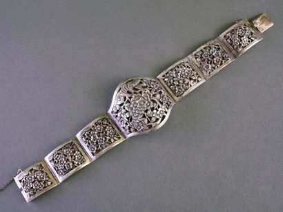 Silver bracelet (min. 800/°°) with a linked...