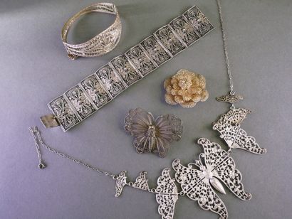 Filigree jewelry set consisting of two metal...