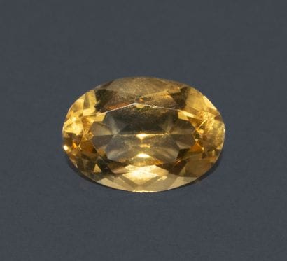 Oval citrine.
Dimensions: 10.2 x 14.3 mm....