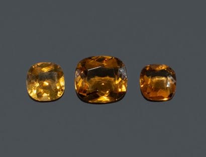 Set of 3 cushion-cut Cognac citrines. 
Dimensions:...