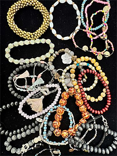 FANTAISIE
ENSEMBLE de bracelets principalement...