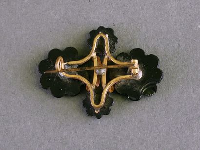 VINTAGE
Elegant antique brooch made of metal...