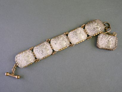 Bracelet à plaques articulées en métal doré...