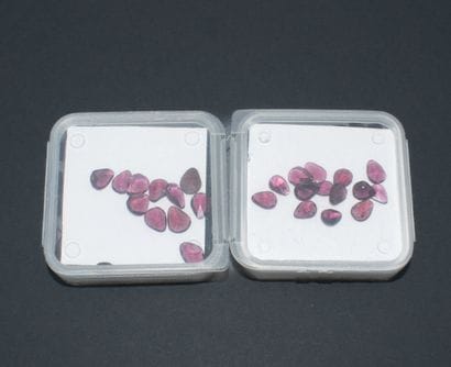 Set of 2 boxes of pear-shaped rhodolite garnets.
Total...