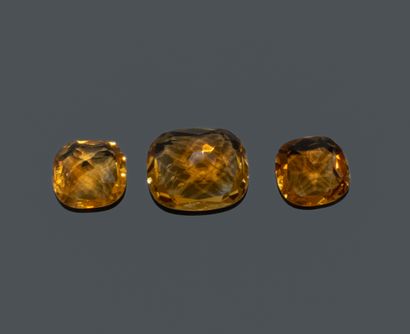 Set of 3 cushion-cut Cognac citrines. 
Dimensions:...