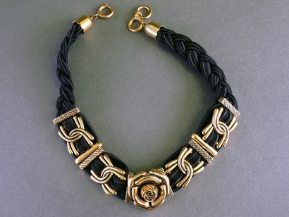 VINTAGE
Collier ras-de-cou en métal doré...