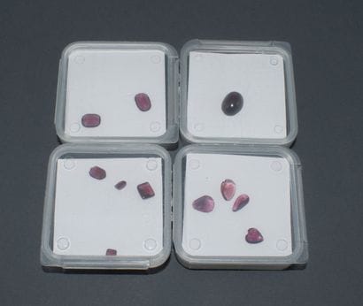 Set of 3 boxes of rhodolite garnets in various...