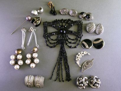 VINTAGE
Ensemble de bijoux fantaisie principalement...