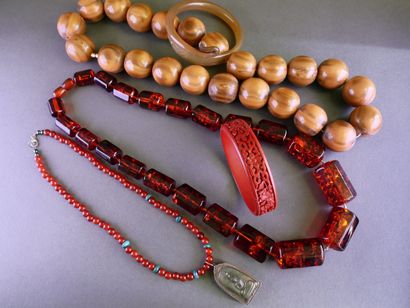 FANTAISIE
An ethnic-style set consisting...