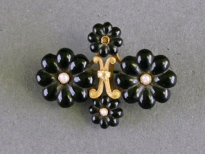 VINTAGE
Elegant antique brooch made of metal...