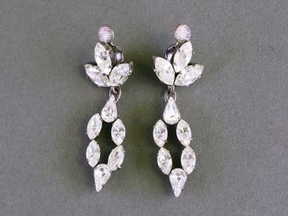 VINTAGE
Pair of dangling clip-on earrings...