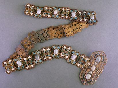 A set of ANTIQUE JEWELRY in gold- or silver-plated...
