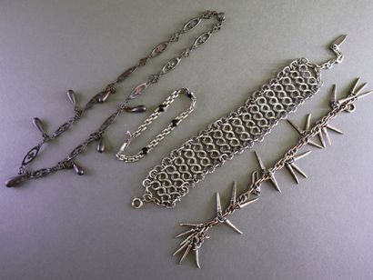 VINTAGE
Ensemble de bijoux fantaisie principalement...