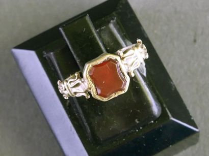 18k gold ring (750/°°) with a band adorned...