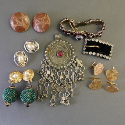LOT DE FANTAISIE comprenant colliers, boucles...