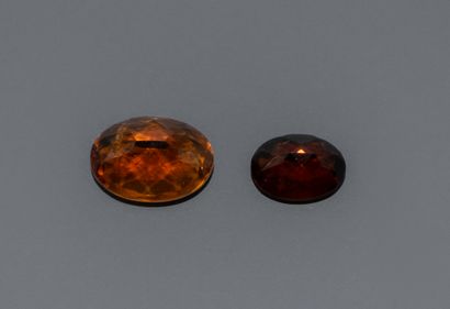 Set of 2 oval Madeira citrines.
Dimensions:...