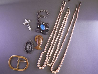 Set in silver plated or gold colored metal,...