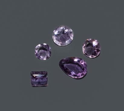 Set of 5 amethysts in various shapes. 
Total...