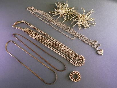 FANTAISIE
Ensemble comprenant des colliers...