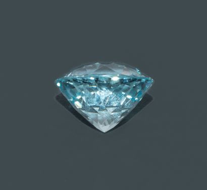 Round-cut aquamarine. 
Diameter: 16.7 mm....