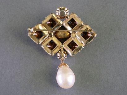 VINTAGE
Broche en métal doré et cabochons...