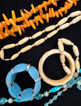FANTAISIE
ENSEMBLE de bracelets principalement...
