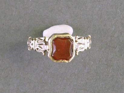 18k gold ring (750/°°) with a band adorned...