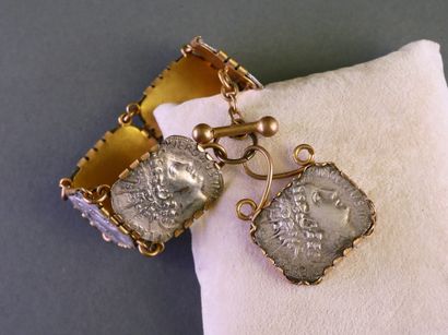 Bracelet à plaques articulées en métal doré...