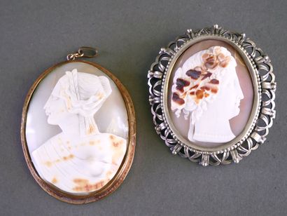 Set consisting of a LARGE CAMEo PENDANT featuring...