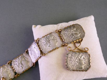 Bracelet à plaques articulées en métal doré...