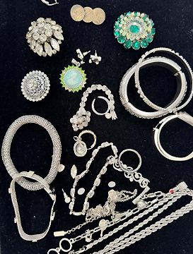 FANTAISIE
SET made of silver plated metal,...