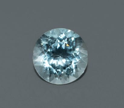 Round-cut aquamarine. 
Diameter: 16.7 mm....
