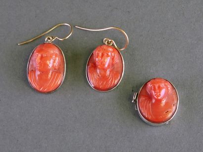 CORAIL
Paire de boucles d'oreilles en or...