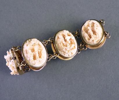 BRACELET ANCIEN en métal doré composé de...