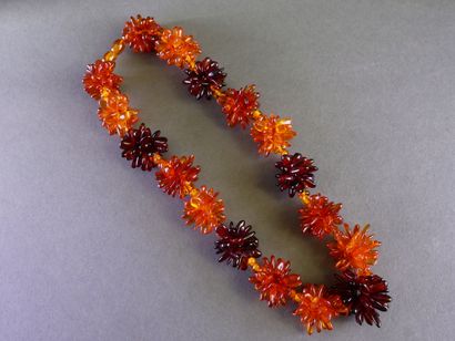 A set consisting of two necklaces, a brooch,...