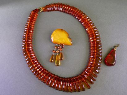 A set consisting of two necklaces, a brooch,...