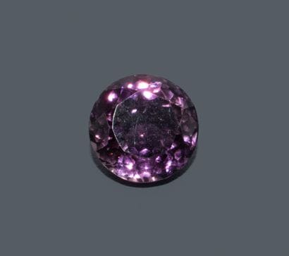 Round-cut amethyst.
Diameter: 13.5 mm.
Weight:...