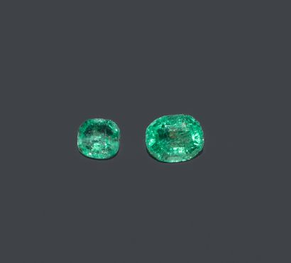 A mix of red and purple stones. Total weight:...